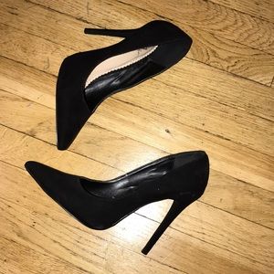 Suede black pumps